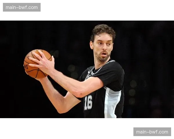 更衣室一幕：南特老将边卫布拉斯在赛后为年轻球员讲解跑位图