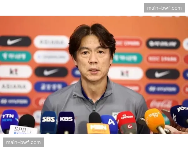 洪明甫延续高位压迫战术,双后腰配置将是抵御欧美强队冲击的关键。 洪明甫延续高位压迫战术,双后腰配置将是抵御欧美强队冲击的关键。
